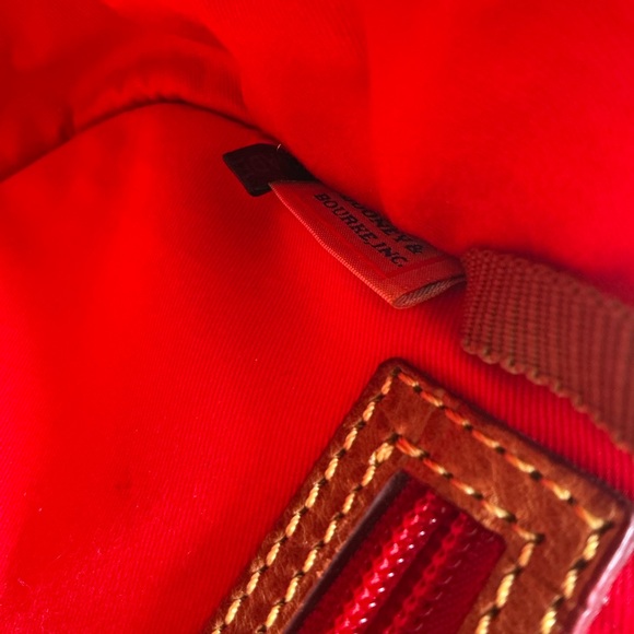 Dooney‎ & Bourke Tan Leather Crossbody Flap Saddle Bag Gold Heart Clasp Vintage - Picture 11 of 12